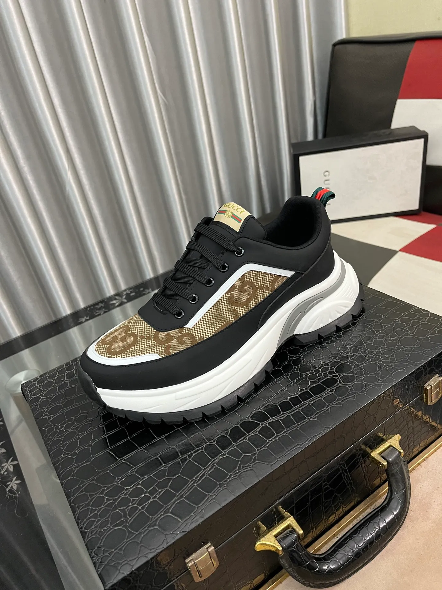 Men's Men's Shoes💰458⌚️⌚️[GUCCI] Gucci men's casual shoes are absolutely popular🔥The ultimate matching item for trendy men! The charm of super texture is irresistible, the main recommendation, the flower leather color is bright! The upper is made of high-quality cowhide with branded fabrics, pigskin lining for the feet, and wear-resistant rubber sole, which is noble and elegant! Extremely comfortable🎁🎁You can be as handsome as you want💪 38-443️⃣colors available